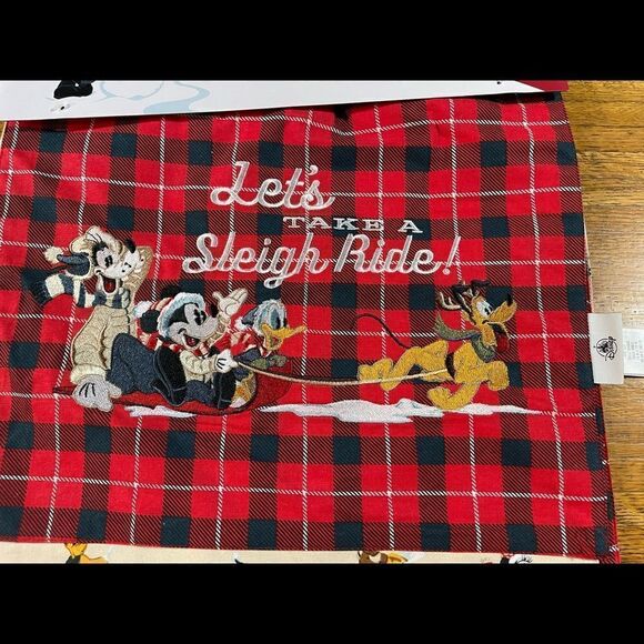 Disney Mickey And Friends Christmas Holiday Lodge Table Runner NWT - Picture 4 of 8